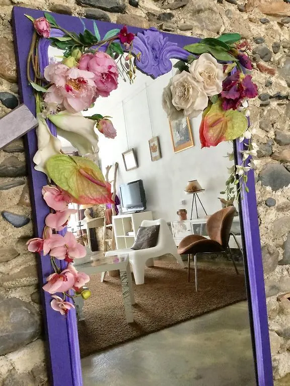 Bed and Breakfast Loft Atypique à Villeneuve-de-Rivière Couette-café